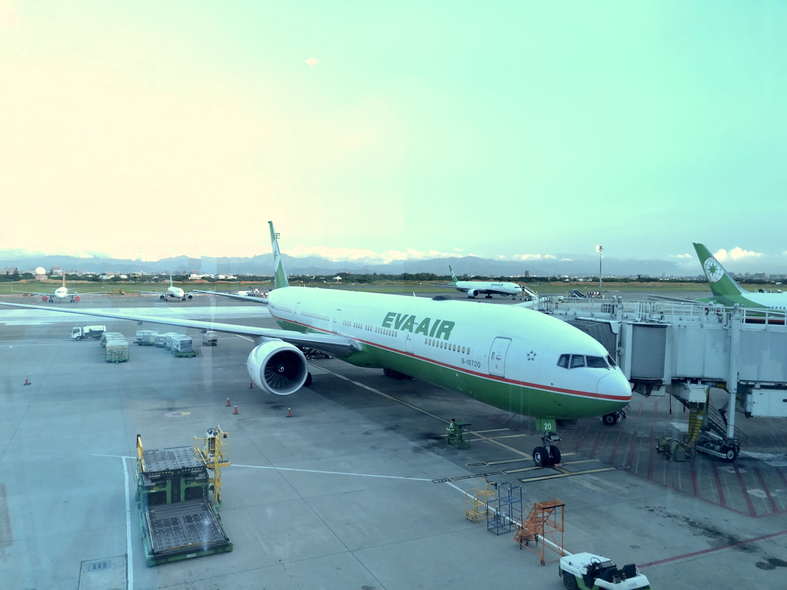 Read more about the article 疫情期間出國搭飛機要準備什麼？搭機防疫懶人包及注意事項｜搭機防疫經驗分享｜防到極致的防疫措施