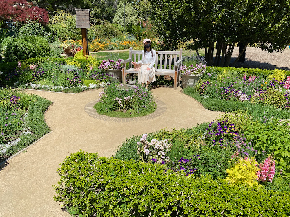 Read more about the article 【北加州景點】Elizabeth F. Gamble Garden｜可愛又迷人的精緻小花園｜美國矽谷Palo Alto免費賞花景點推薦