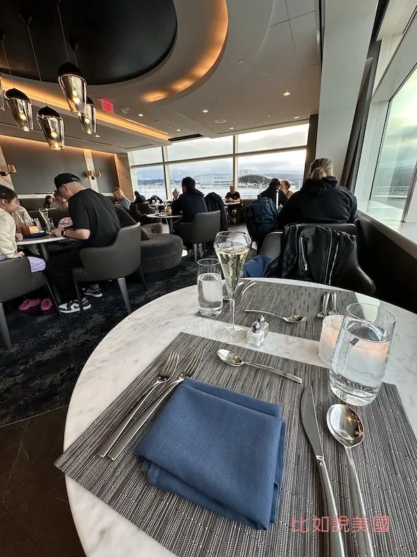 SFO United Polaris Lounge Dining Room用餐空間