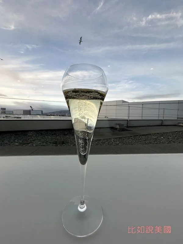 SFO United Polaris Lounge Dining Room香檳