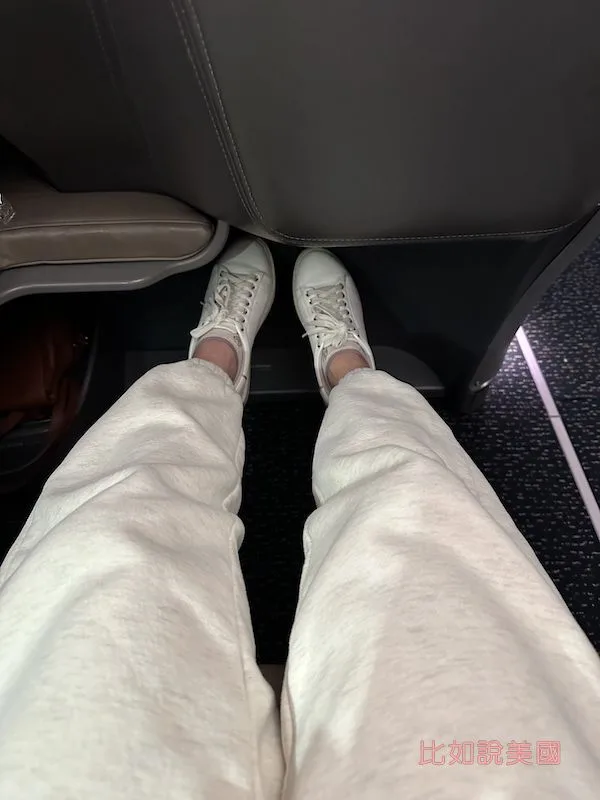 【商務艙開箱】新加坡航空A350|舊金山~新加坡長達17小時的商務艙完整體驗! 31 新加坡航空商務艙腳的伸展空間