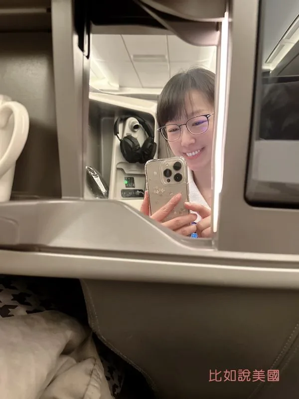 【商務艙開箱】新加坡航空A350|舊金山~新加坡長達17小時的商務艙完整體驗! 28 新加坡航空商務艙機上設備有鏡子