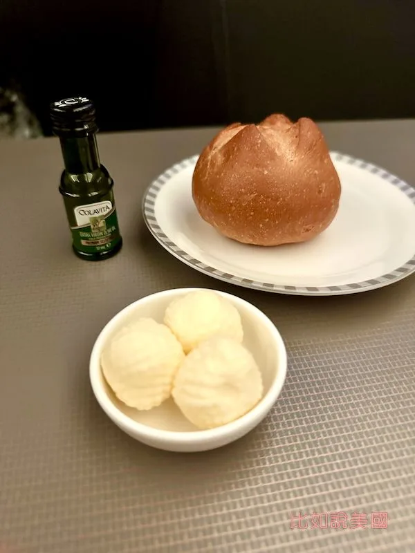 【商務艙開箱】新加坡航空A350|舊金山~新加坡長達17小時的商務艙完整體驗! 49 新加坡航空商務艙麵包