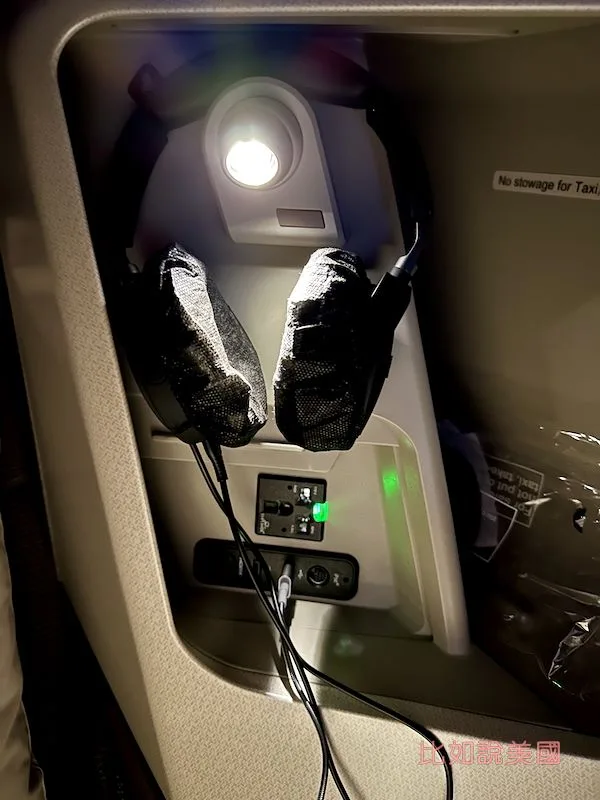 【商務艙開箱】新加坡航空A350|舊金山~新加坡長達17小時的商務艙完整體驗! 36 新加坡航空商務艙閱讀燈