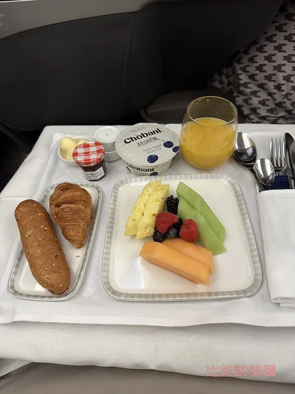 【商務艙開箱】新加坡航空A350|舊金山~新加坡長達17小時的商務艙完整體驗! 61 新加坡航空商務艙早餐水果麵包