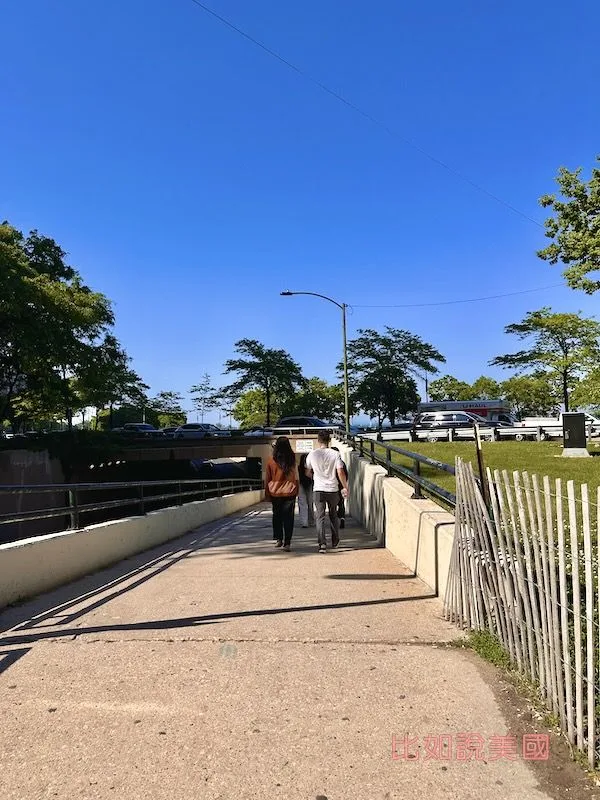 【芝加哥旅遊】華麗一英哩 Magnificent Mile 逛街攻略|星巴克典藏烘焙工坊、哈利波特、Jellycat 等必逛推薦 87 Oak Street Beach